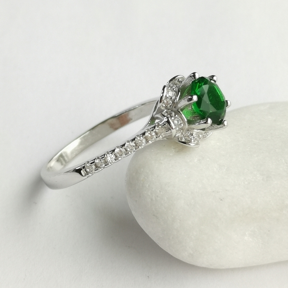 Emerald CZ cocktail ring 14k white gold size 8 - Picture 3 of 7